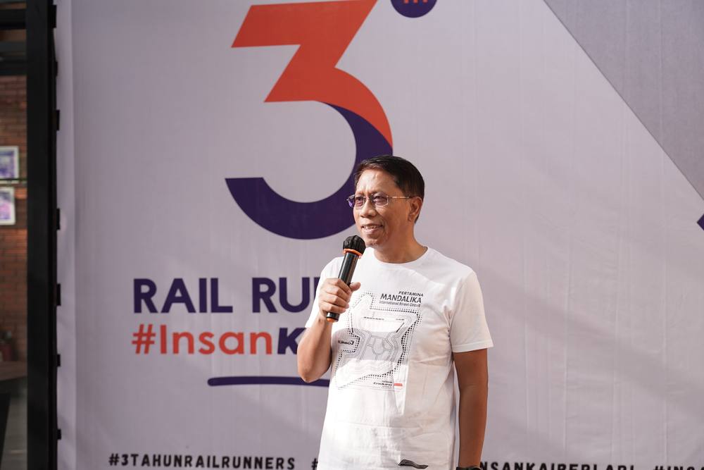 Anggota Railwayrunners berlari bersama dalam kegiatan komunitas