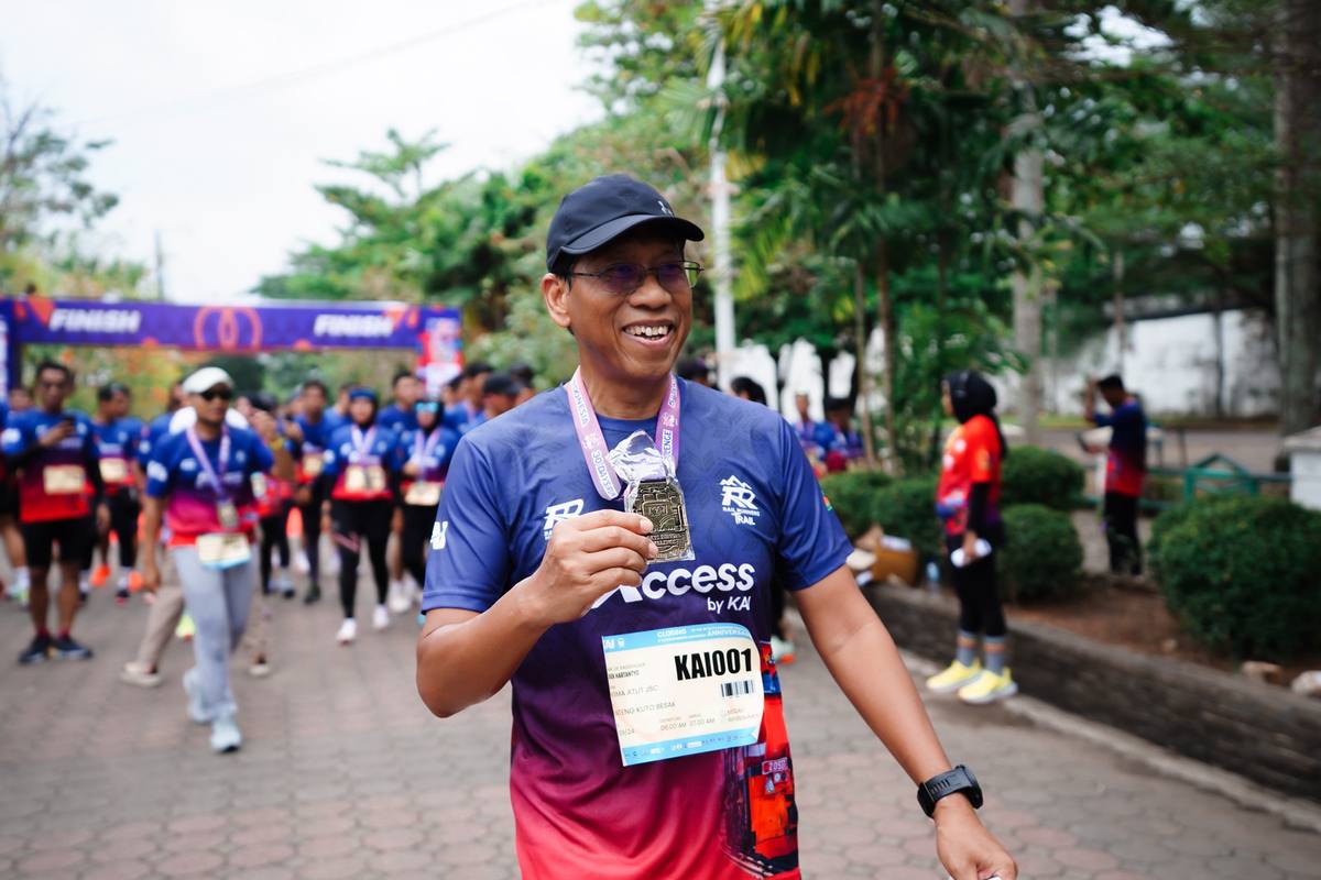 Pelari divisi Rail Runners berlari bersama di kota